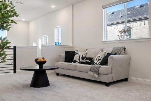 ein Wohnzimmer mit Sofa und Tisch in der Unterkunft LOW Rate TOP Location CLICK and BOOK in Frisco