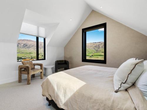 En eller flere senge i et værelse på Mt Cardrona Station Resort