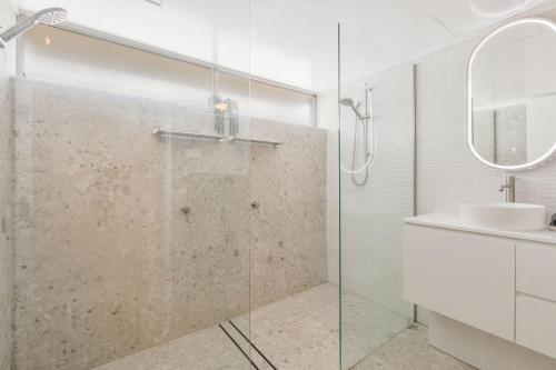 een badkamer met een douche en een wastafel bij Bel R Vista in Gold Coast