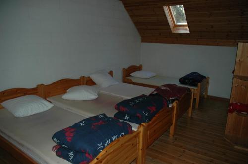 a room with four beds in a cabin at Le Domaine Appartements in Bilstain