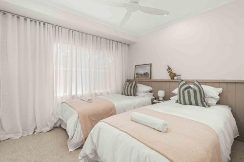 En eller flere senge i et værelse på 4 Bedrooms, Spacious Backyard, Fireplace, Walk to Beach