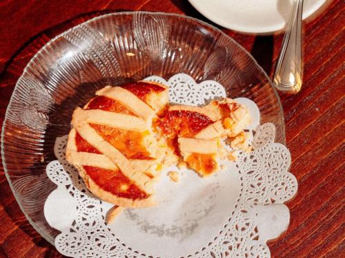 uma tigela de vidro com um pedaço de bolo em um prato em Mantra 2 Bond Street em Sidney