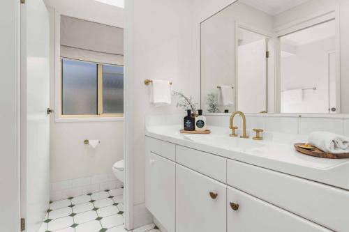 Et badeværelse på 4 Bedrooms, Spacious Backyard, Fireplace, Walk to Beach