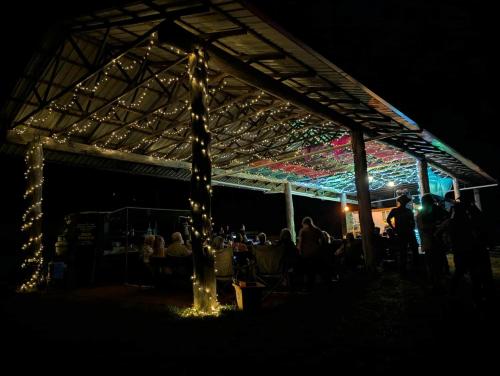 eine Gruppe von Personen, die unter einem Zelt mit Lichtern sitzen in der Unterkunft Soulhaven at Bentley in Bentley
