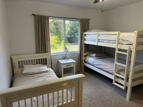 ein Schlafzimmer mit zwei Etagenbetten und einem Fenster in der Unterkunft Paradise in the forest in Lehigh Acres