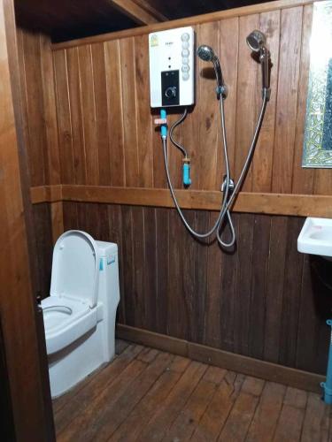 Bilik mandi di Chi Phat River lodge