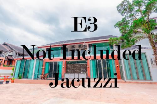 een gebouw met een bord waarop staat: geen individuele Jacoba bij KARN E2 House Khaoyai in Mu Si