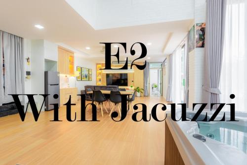 een keuken en eetkamer met een bordje waarop staat: withza bij KARN E2 House Khaoyai in Mu Si