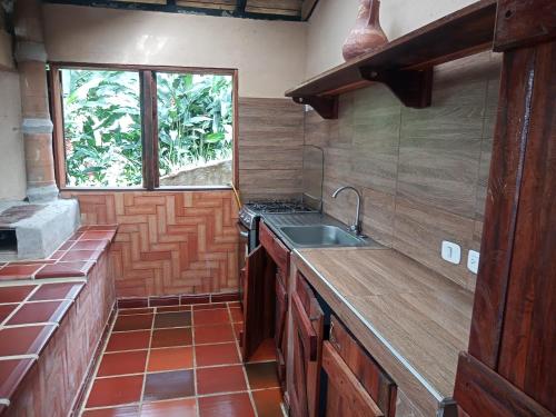 een keuken met een spoelbak en een aanrechtblad bij Paz y Tranquilidad in Marsella