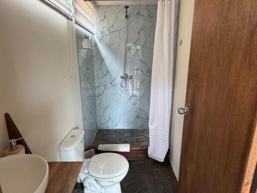 Et badeværelse på Cabañas en el Bosque a 5 minutos del mar - Estancia CH