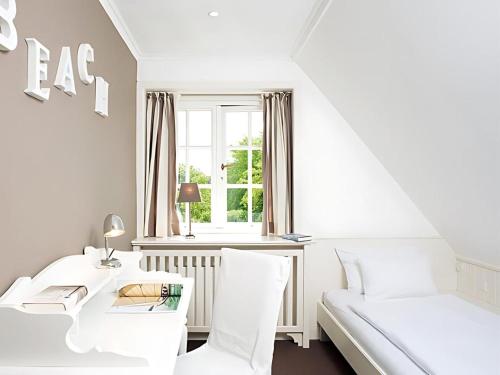 Camera bianca con scrivania e finestra. di Drosselhues-Sued a Kampen