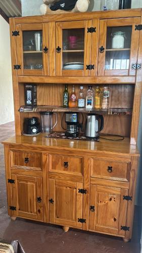 un grande mobiletto di legno con una macchina per il caffè sopra di Recanto Sherek a Rio Grande