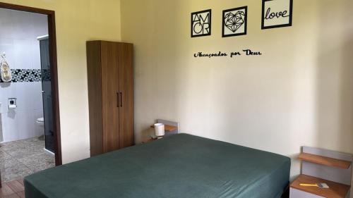 una camera da letto con un letto e un cartello sul muro di Recanto Sherek a Rio Grande