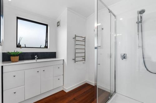 Et badeværelse på Mania Views - Waipu Holiday Home