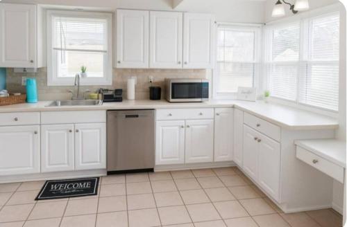 Kuchyň nebo kuchyňský kout v ubytování Spacious Three Bedroom Parma Home Sleeps six Near Cleveland