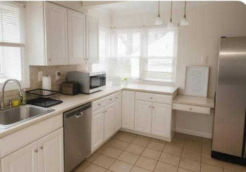 Kuchyň nebo kuchyňský kout v ubytování Spacious Three Bedroom Parma Home Sleeps six Near Cleveland