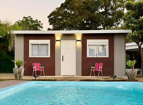 una casetta con una piscina davanti di Coralma a La Floresta