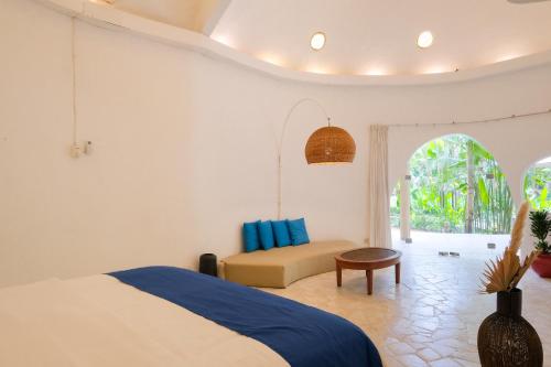 En eller flere senge i et værelse på Mosaic Villa Sanur