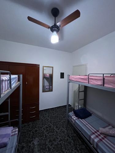 een kamer met 2 stapelbedden en een plafondventilator bij Residencial Parque Santa Bárbara in Campinas