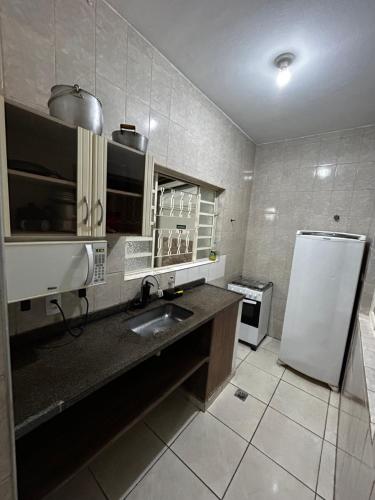 een keuken met een spoelbak en een koelkast bij Residencial Parque Santa Bárbara in Campinas