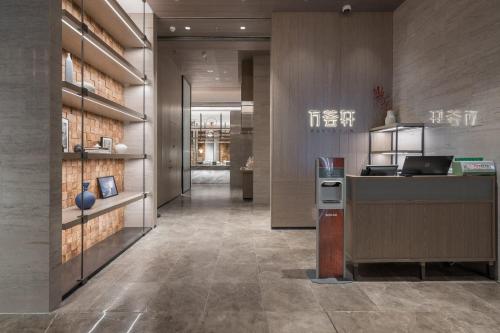 - un hall d'un immeuble avec une réception dans l'établissement Courtyard by Marriott Chongli, à Zhangjiakou