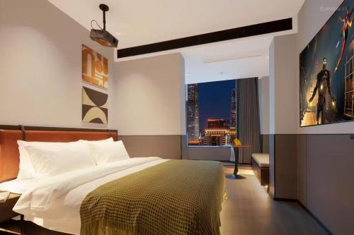 重庆Merica Hotel-ChongQing jiefangbei的一间带床的卧室，可欣赏城市景观