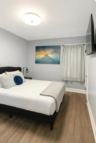 a bedroom with a large bed and a window at Spacious Three Bedroom Parma Home Sleeps six Near Cleveland in Parma