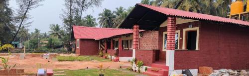 O grădină în afara Honnavar Island breeze tent stay