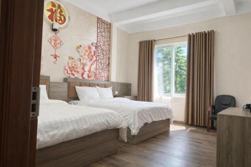 ein Schlafzimmer mit zwei Betten und einem Fenster in der Unterkunft Phương Anh Villa 3 in Bắc Ninh