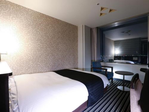 a hotel room with a bed and a kitchen at APA Hotel & Resort Tokyo Bay Makuhari in Chiba