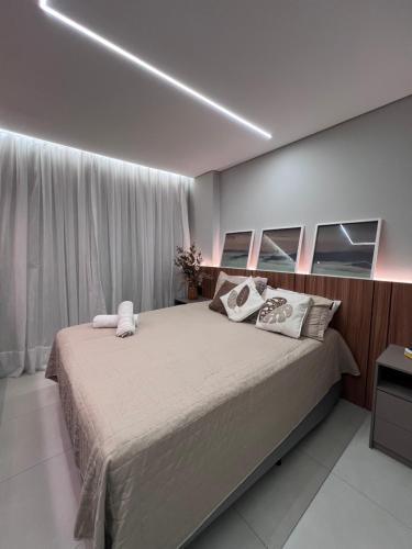 ein Schlafzimmer mit einem großen Bett in einem Zimmer in der Unterkunft Rooftop com vista para o mar in Fortaleza