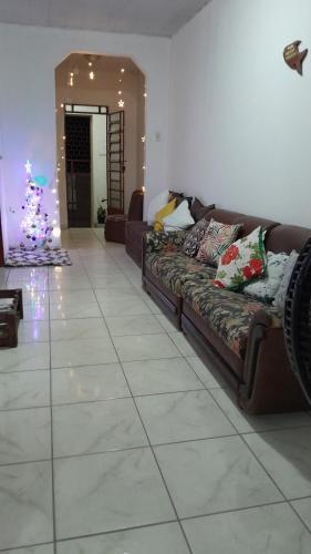 a living room with a couch and a christmas tree at Casa no coração de Areia in Areia
