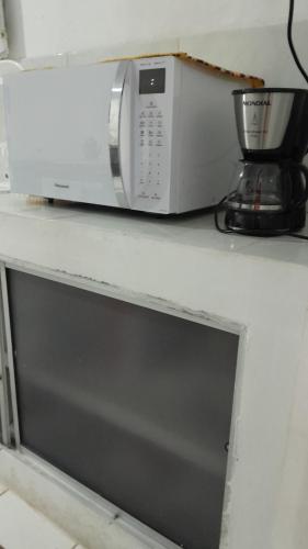 a microwave sitting on top of a counter at Casa no coração de Areia in Areia
