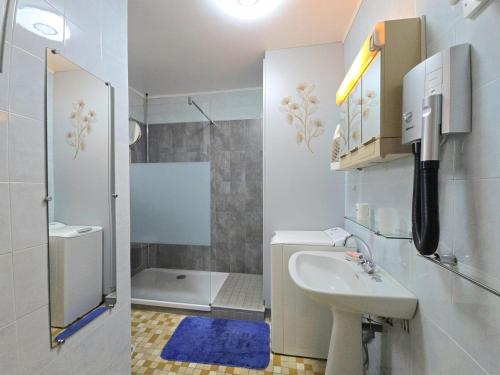 Koupelna v ubytování Maison de campagne avec WiFi et parking pour 5 personnes - FR-1-616-125