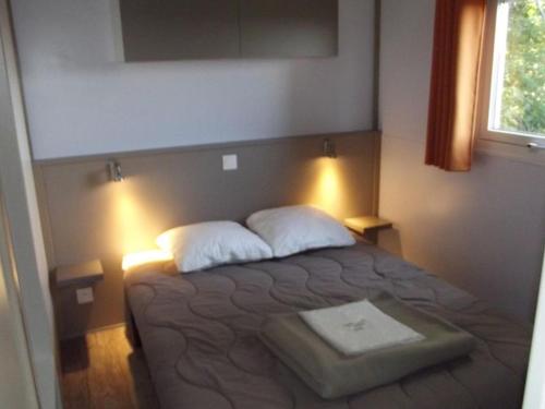 En eller flere senge i et værelse på Chalet avec Terrasse, 3 Chambres, 8 Personnes - API-1-52-376