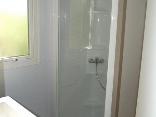 Et badeværelse på Chalet avec Terrasse, 3 Chambres, 8 Personnes - API-1-52-376