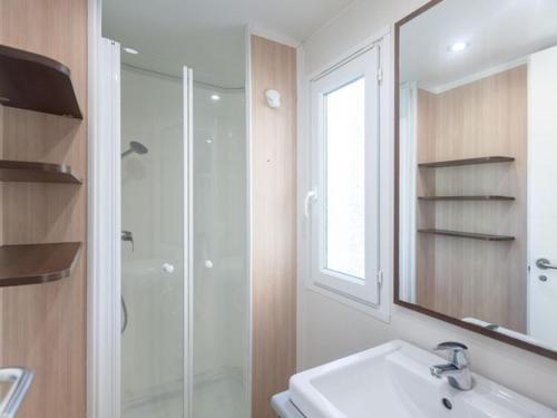 Koupelna v ubytování Mobil home 6 pers avec terrasse à Fenouillet - API-1-52-314