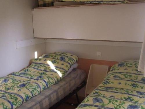 Giường trong phòng chung tại Mobil-home confortable avec terrasse à Bieuzy - API-1-52-1307