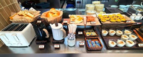 een aanrecht met een heleboel verschillende soorten voedsel bij Árbol(Moganshan Yucun) in Deqing