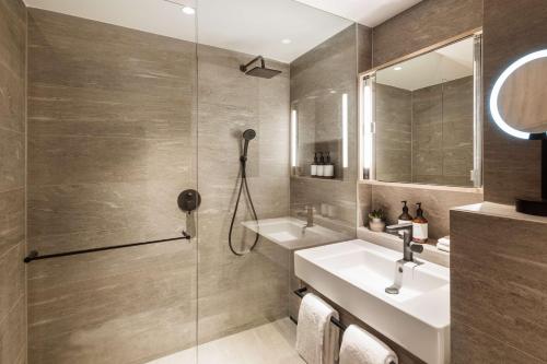 Et badeværelse på Kennedy 89 Unbound Collection Hyatt