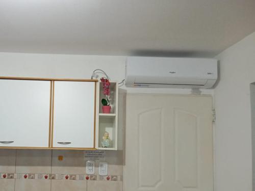 a kitchen with white cabinets and a white ceiling at Descanso in San Rafael