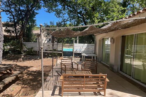 un gruppo di panche sedute su un patio di Gîte du Jonquas a Velleron