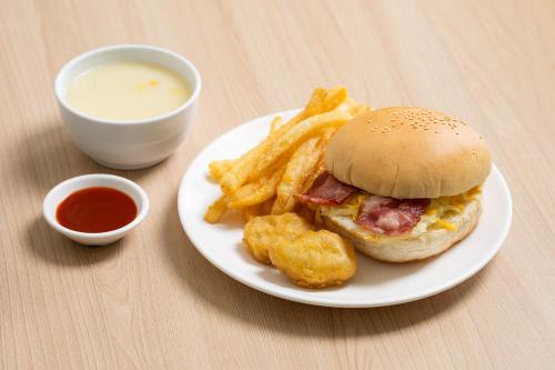 un piatto con panino, patatine fritte e salsa di Holland Village Motel a Tainan