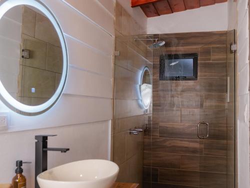ein Badezimmer mit Waschbecken und Dusche in der Unterkunft Nido de Montaña in Alajuela