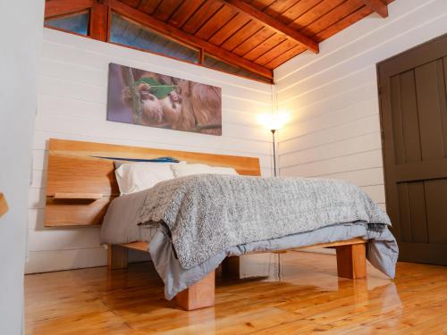 a bedroom with a bed with a wooden headboard at Nido de Montaña in Fraijanes