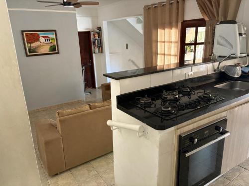 Kuchyň nebo kuchyňský kout v ubytování Casa inteira com três quartos, piscina aquecida por energia solar e área de churrasqueira