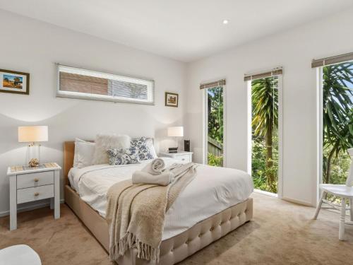 een slaapkamer met een bed en twee ramen bij Olive Tree Retreat in Tootgarook