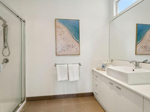 een witte badkamer met een wastafel en een douche bij Olive Tree Retreat in Tootgarook