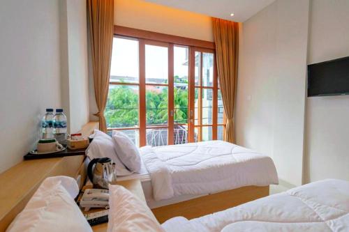 Giường trong phòng chung tại AA Inn Kuta Beach