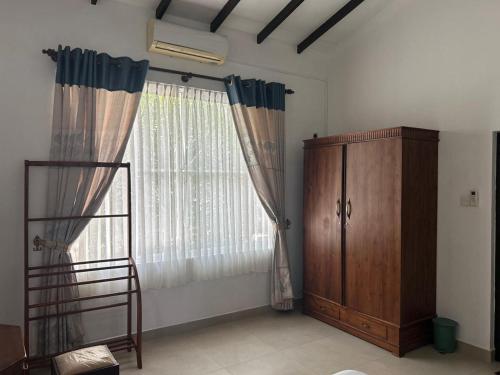 Un pat sau paturi într-o cameră la A&J Rest House